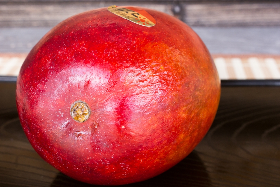 レッドキーツマンゴーは蜜がこびりつくほどの果汁です